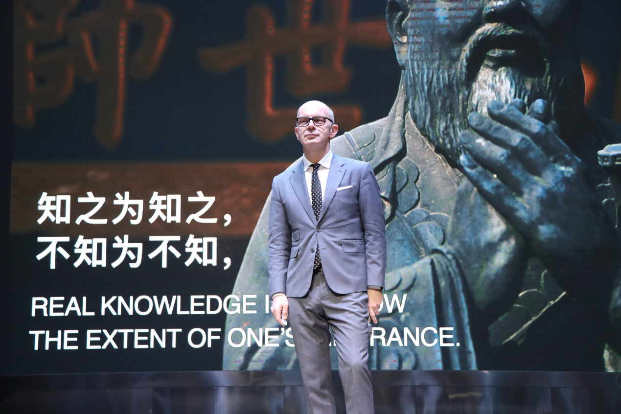 自貢市外國語學(xué)校--教育資源多元化，大師解惑談創(chuàng)新