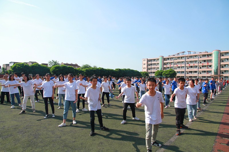 壯觀！三千多學(xué)生在江安中學(xué)運動場比賽打太極