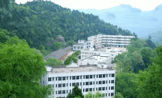 閬中市二龍中學(xué)校園風(fēng)采