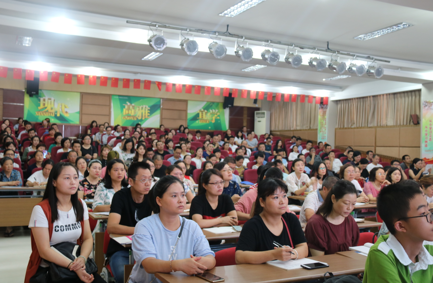 成都市棕北中學(xué)科院校區(qū)召開(kāi)期末家長(zhǎng)會(huì)