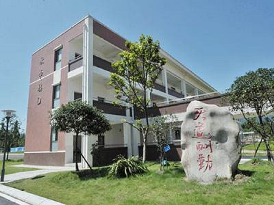 青城山高級中學(xué)校園環(huán)境怎么樣？