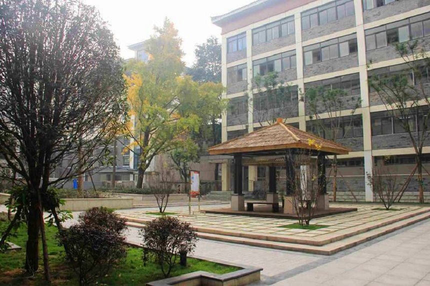 成都市西北中學招生咨詢聯系有哪些？

