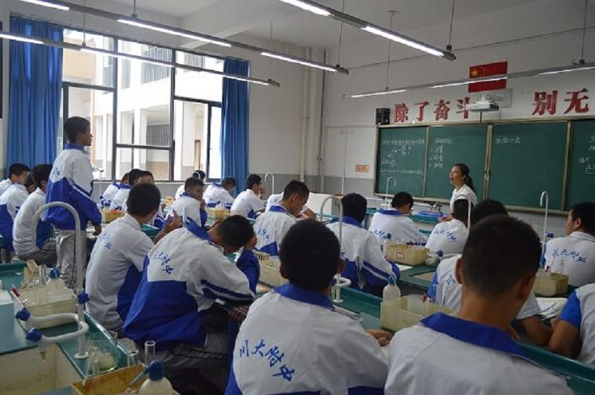 四川大學(xué)附屬中學(xué)2018年招生人數(shù)是多少？