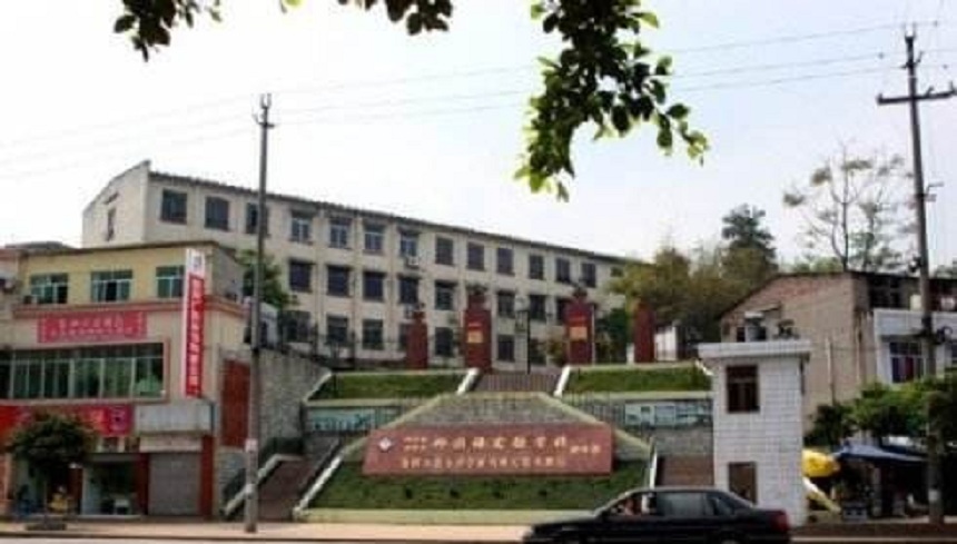 資陽外國語學(xué)校環(huán)境、教學(xué)設(shè)施好不好？