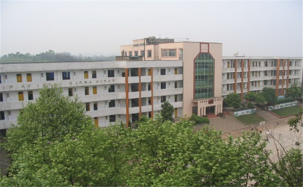 瀘州市納溪區(qū)護(hù)國(guó)中學(xué)環(huán)境怎么樣？
