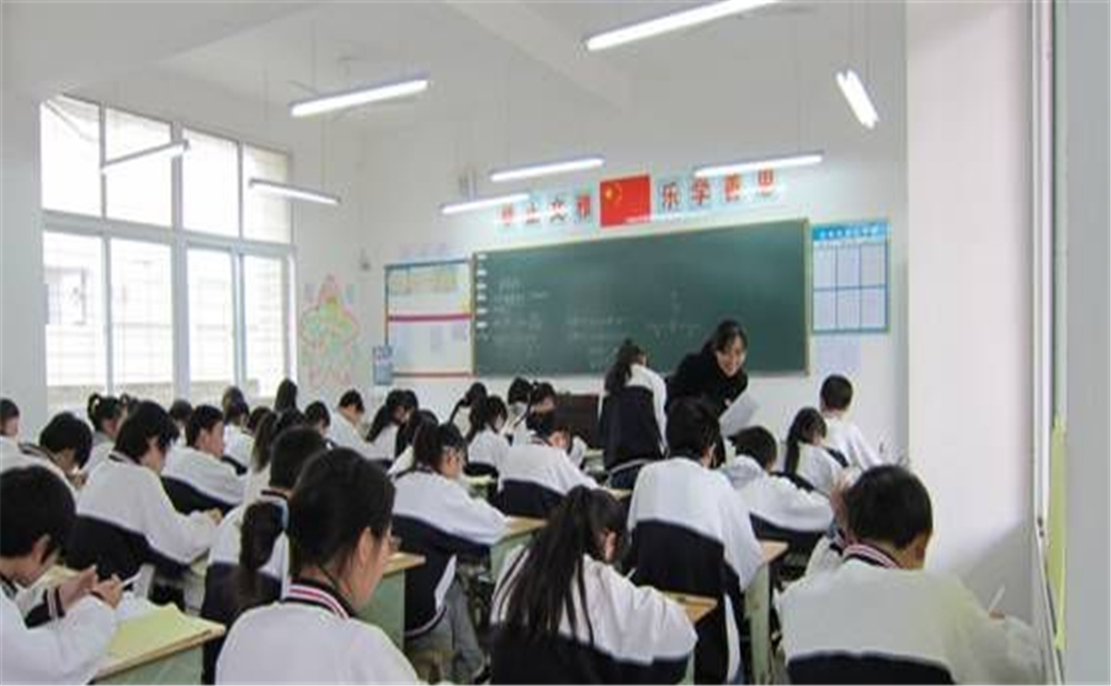 鼎山中學(xué)2020年中考錄取分?jǐn)?shù)線是多少分？