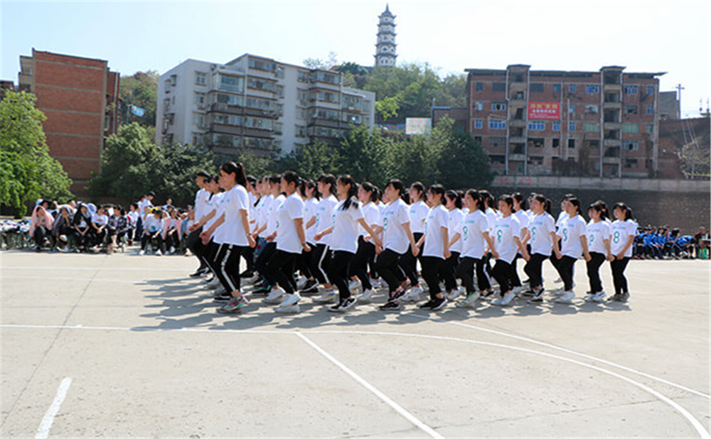威遠(yuǎn)縣自強(qiáng)中學(xué)學(xué)校詳細(xì)地址在什么地方？