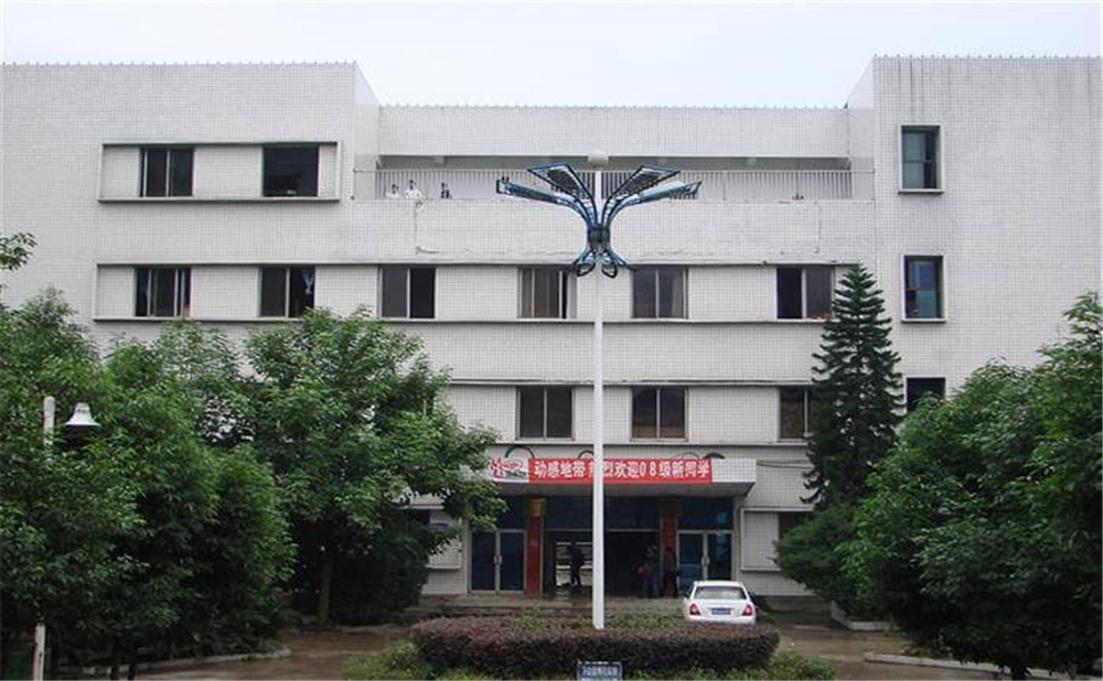 高坪中學(xué)學(xué)校環(huán)境怎么樣？