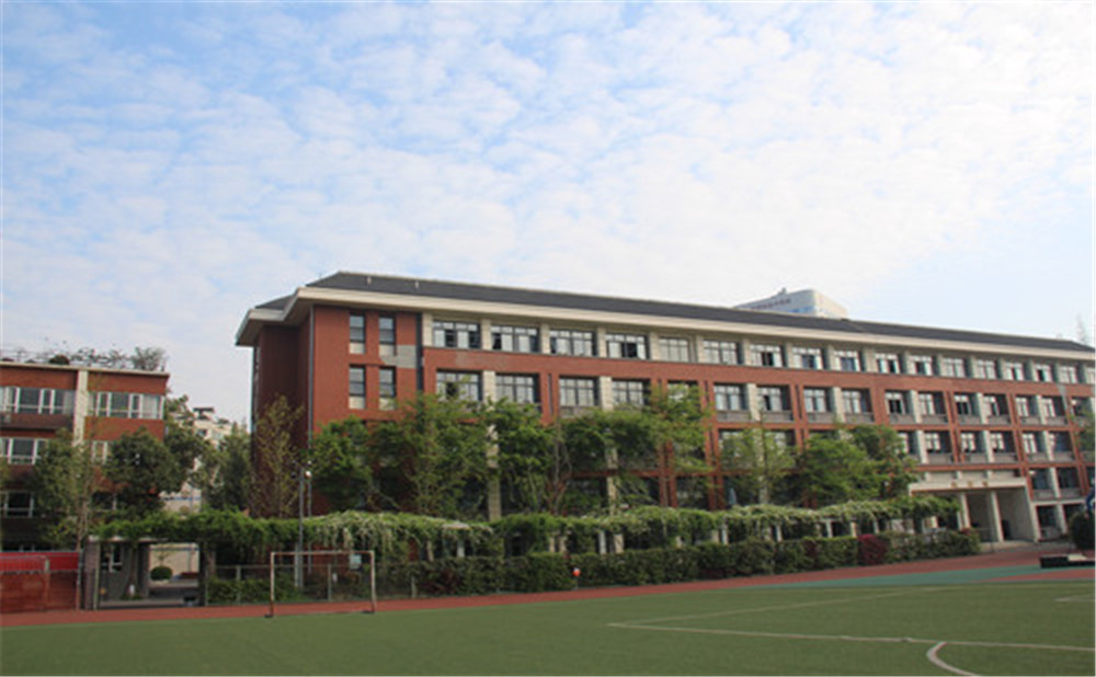 成都七中八一學(xué)校一年的學(xué)費是多少？