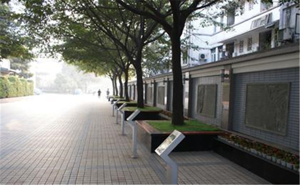 成都市田家炳中學(xué)外招生一年的學(xué)費是多少？