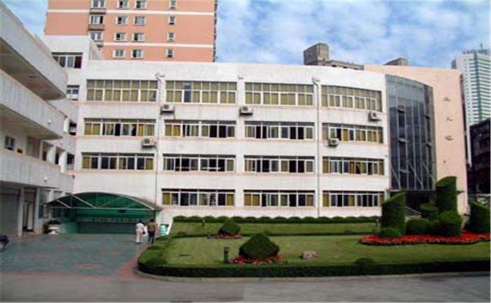成都市鹽道街中學(xué)外招生一年的學(xué)費(fèi)是多少？