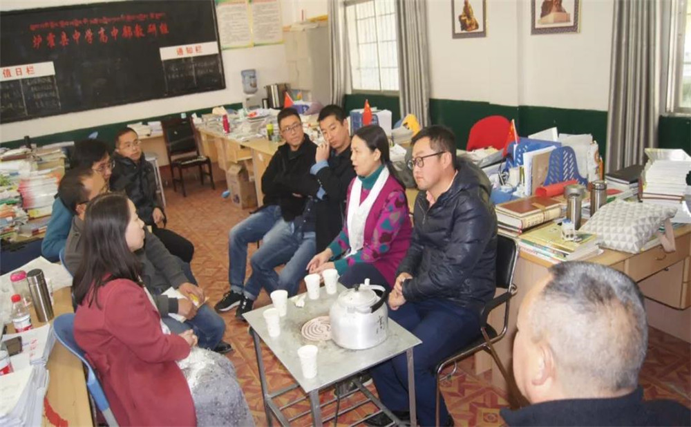 四川師范大學(xué)附屬中學(xué)外招生一年的學(xué)費是多少？