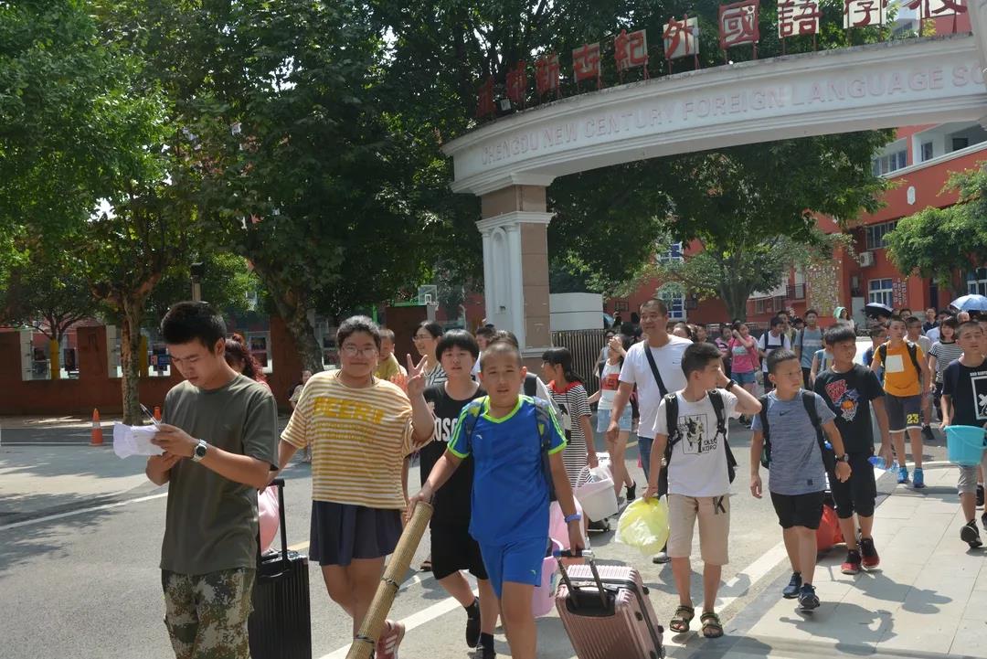 成都新世紀外國語學校一年的學費是多少？