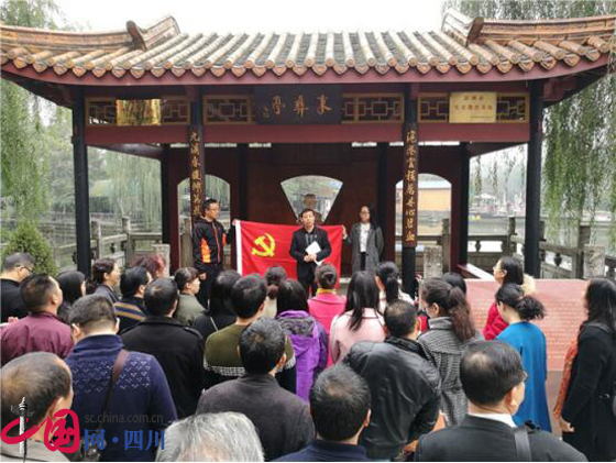 石室白馬中學(xué)一年的學(xué)費是多少？