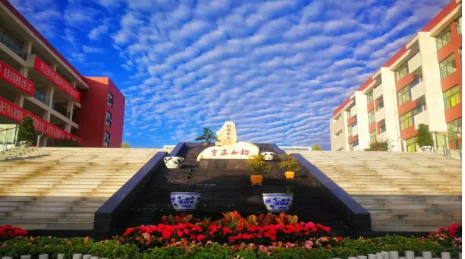 北京第二外國語學(xué)院成都附屬中學(xué)近三年的錄取分?jǐn)?shù)線？