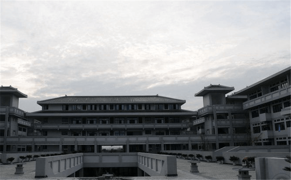成都石室中學(xué)北湖校區(qū)的學(xué)費(fèi)是多少錢(qián)？