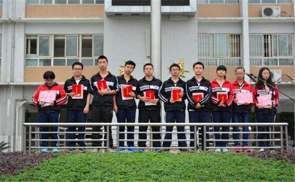 郫縣四中學(xué)費(fèi)是多少？