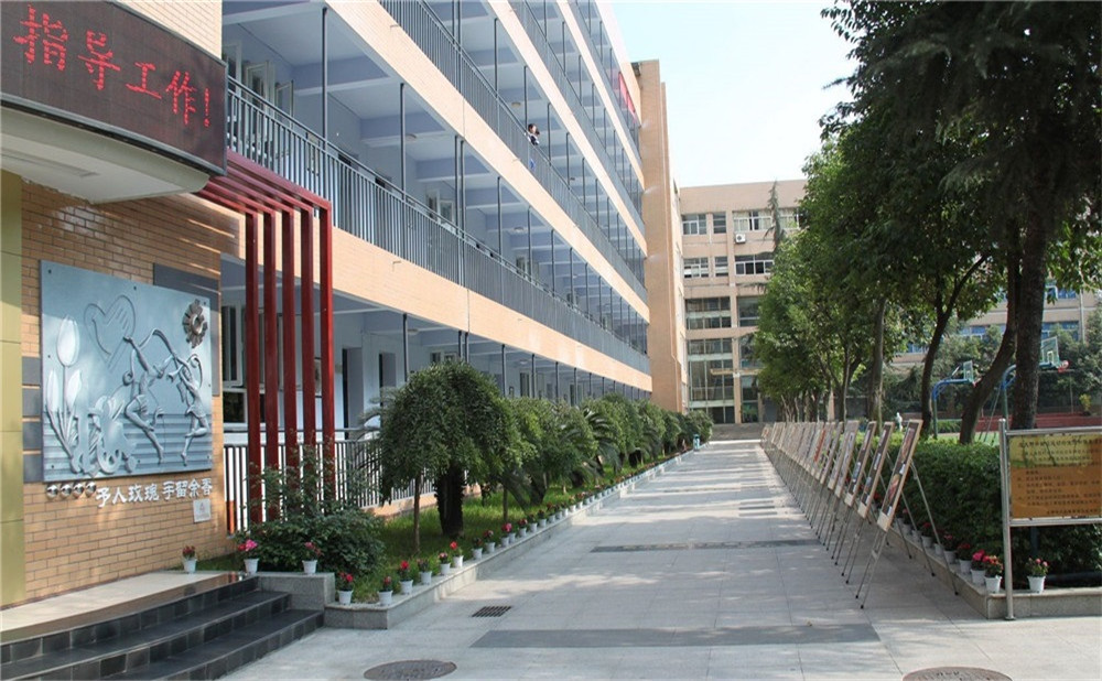2020年成都大學(xué)附屬中學(xué)計劃招多少人？