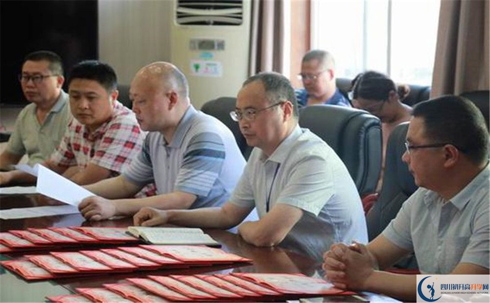 大邑縣實(shí)驗(yàn)中學(xué)高中一年的學(xué)費(fèi)是多少？