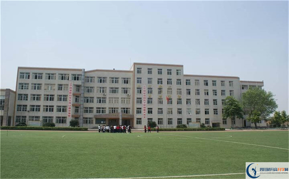 洛帶中學(xué)是個(gè)怎么樣的學(xué)校？