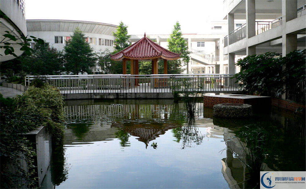 成都市龍泉中學(xué)是怎么樣的學(xué)校？