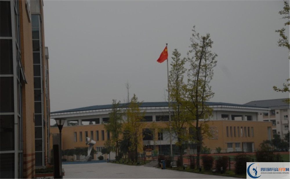 八一聚源高級中學的學費收費標準是多少？