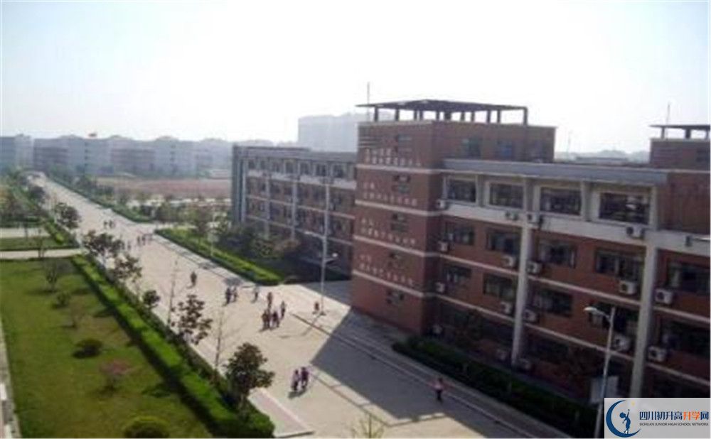 都江堰中學(xué)的學(xué)費收費標(biāo)準(zhǔn)是多少？