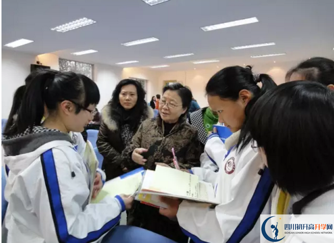 成都市田家炳中學一年的學費是多少？