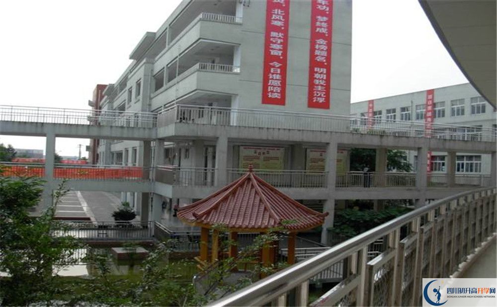 中考成都市龍泉中學(xué)的招生分?jǐn)?shù)線是多少？