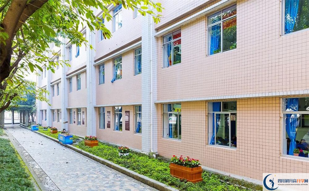 成都市第四十九中學的高中住宿好不好？