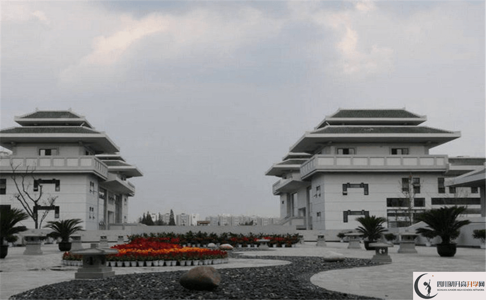 成都石室中學(xué)北湖校區(qū)一學(xué)期的學(xué)費是多少錢？