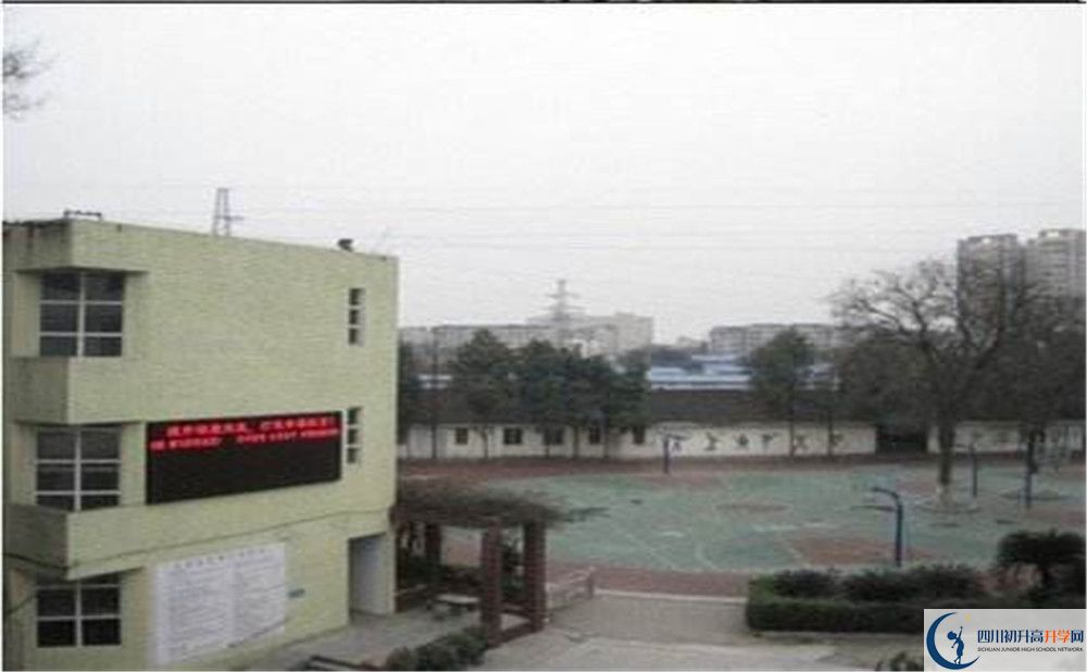 成都市第三十三中學(xué)一學(xué)期的學(xué)費(fèi)是多少？