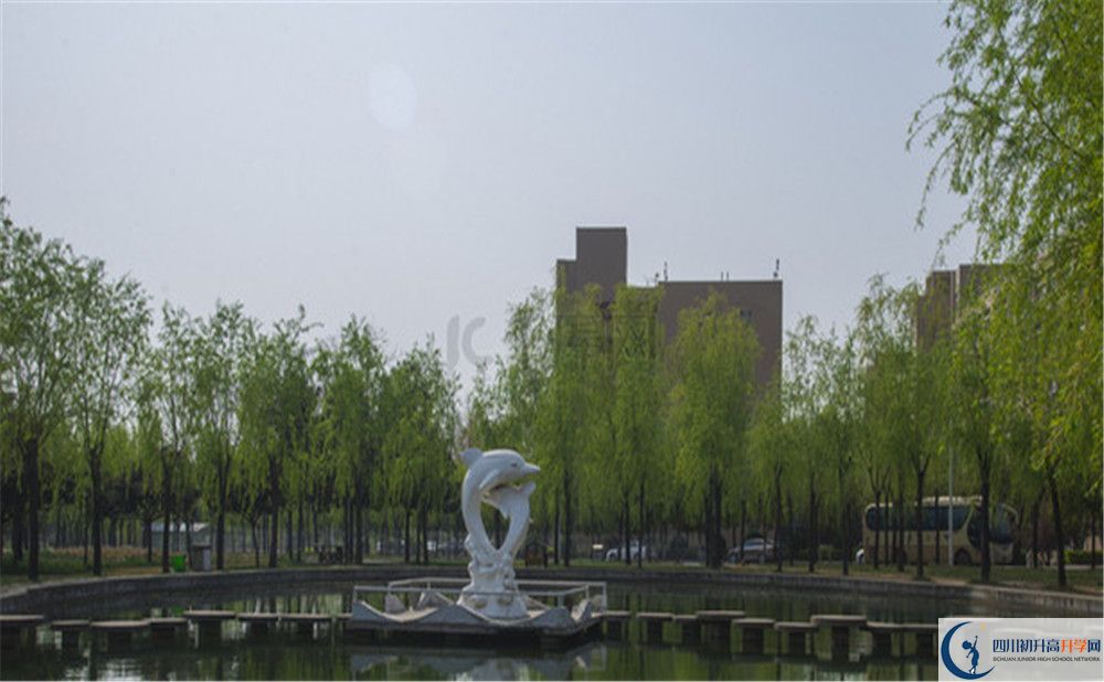 金堂實(shí)驗(yàn)中學(xué)一學(xué)期的學(xué)費(fèi)是多少？