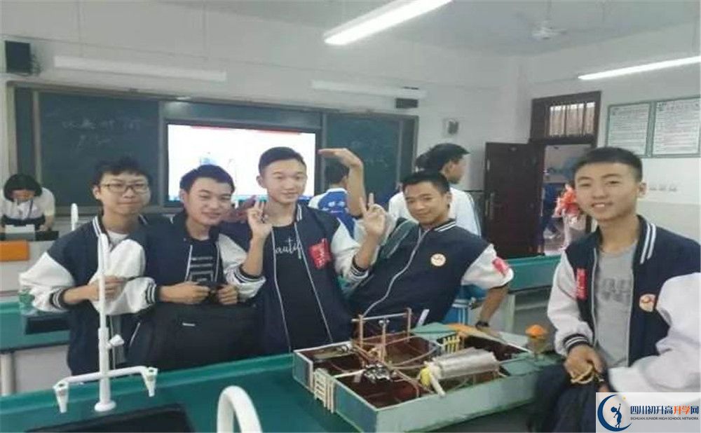 賈家中學一學期的學費是多少？