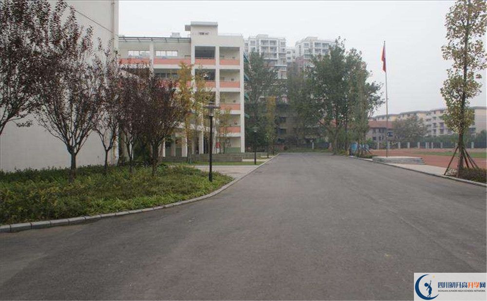 考四川師范大學(xué)附屬中學(xué)的分?jǐn)?shù)線是多少？