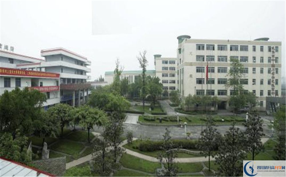 武侯高級(jí)中學(xué)的學(xué)費(fèi)一期是多少？