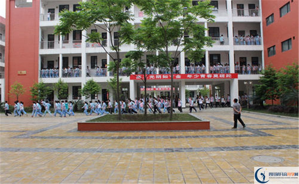 金堂中學(xué)的學(xué)費一期是多少？