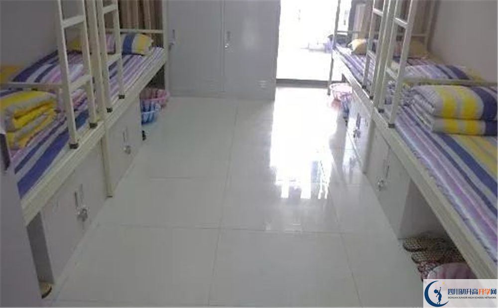 成都市第三中學(xué)住宿費(fèi)用是多少？