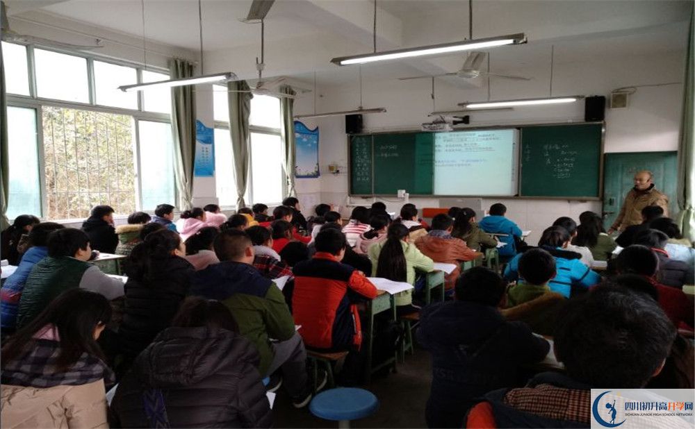 成都市田家炳中學(xué)初升高向外地招生嗎？