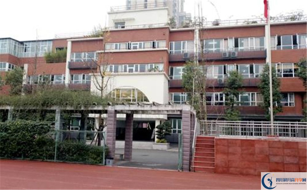 成都七中八一學(xué)校的住宿費(fèi)用是多少？