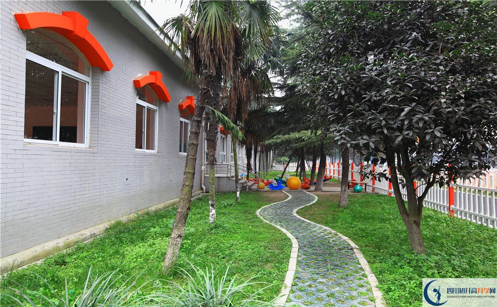成都大學(xué)附屬中學(xué)初升高向外地招生嗎？