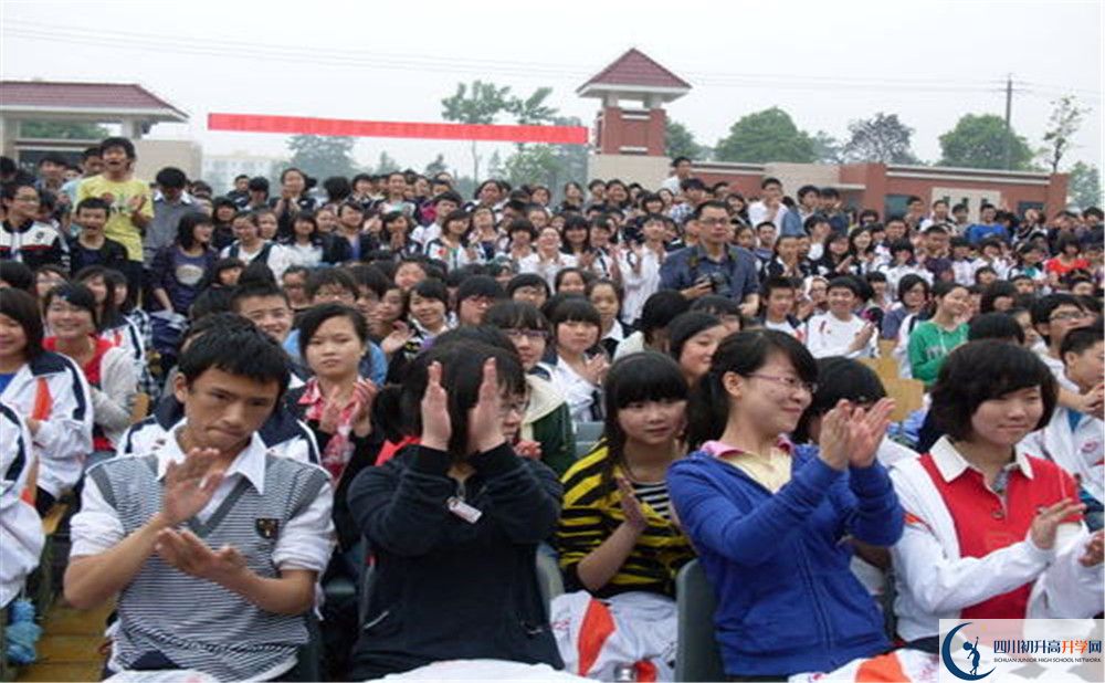 敖平中學(xué)住宿費(fèi)用是多少錢？