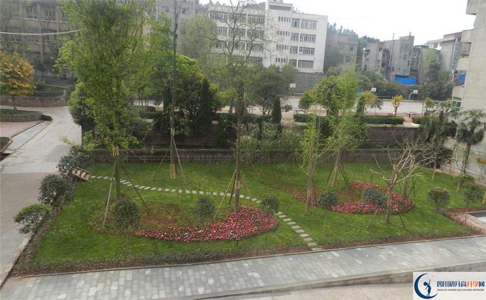 竹篙中學(xué)住宿費(fèi)用是多少？