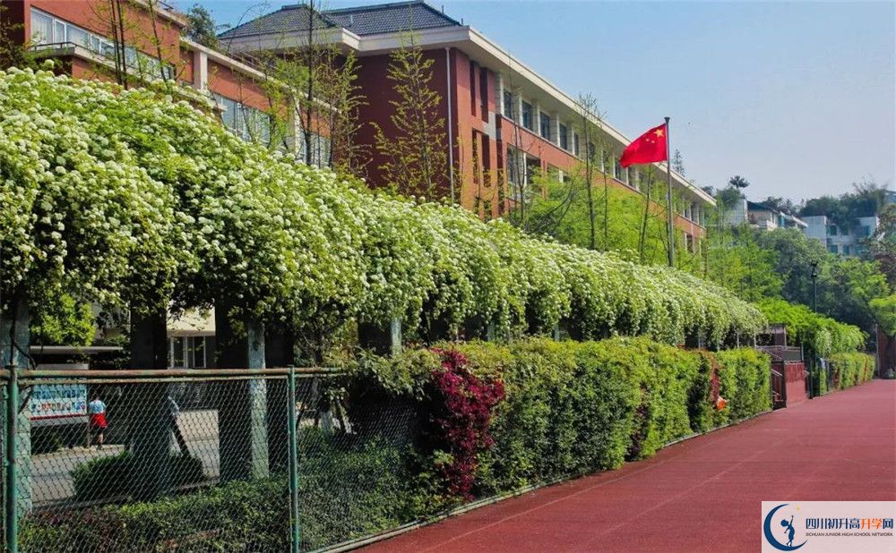 成都七中八一學校的高中住宿怎么樣？