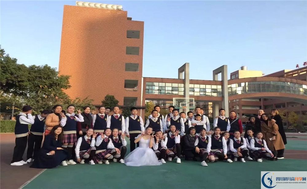 成都十二中（四川大學(xué)附屬中學(xué)）是私立收費(fèi)嗎？