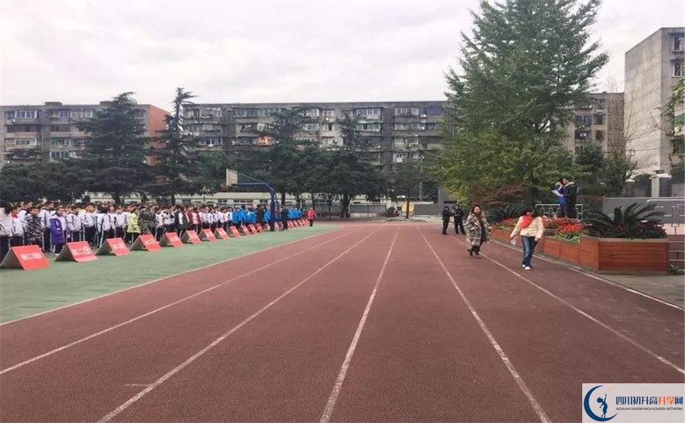 成都十八中實(shí)驗(yàn)班人數(shù)是多少？