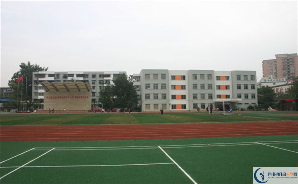 成都鐵路中學(xué)實(shí)驗(yàn)班學(xué)費(fèi)貴嗎？