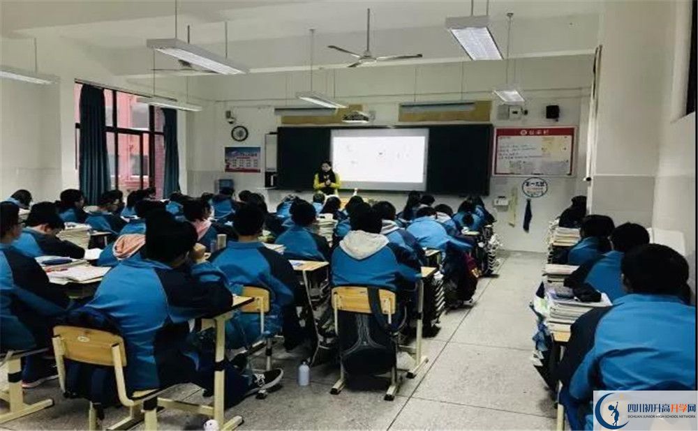 新都一中高中分班考試難嗎？