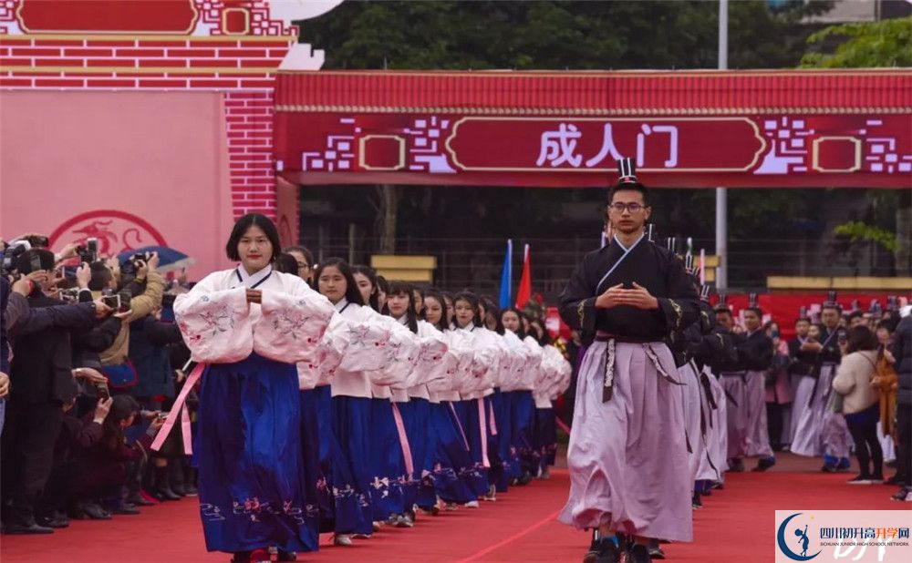 成都七中萬達(dá)學(xué)校在校學(xué)生總?cè)藬?shù)是多少？
