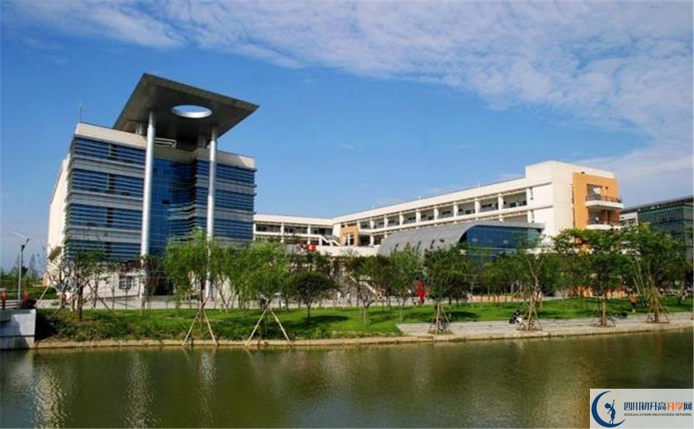 西南交通大學附屬中學在校學生總人數(shù)是多少？